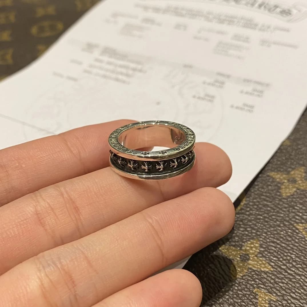 Кольцо Chrome Hearts Plus Cross Band на пальцах руки, вид сбоку