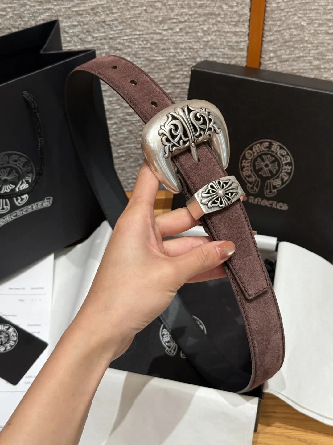 Коричневый замшевый ремень Chrome Hearts с фигурной серебристой пряжкой