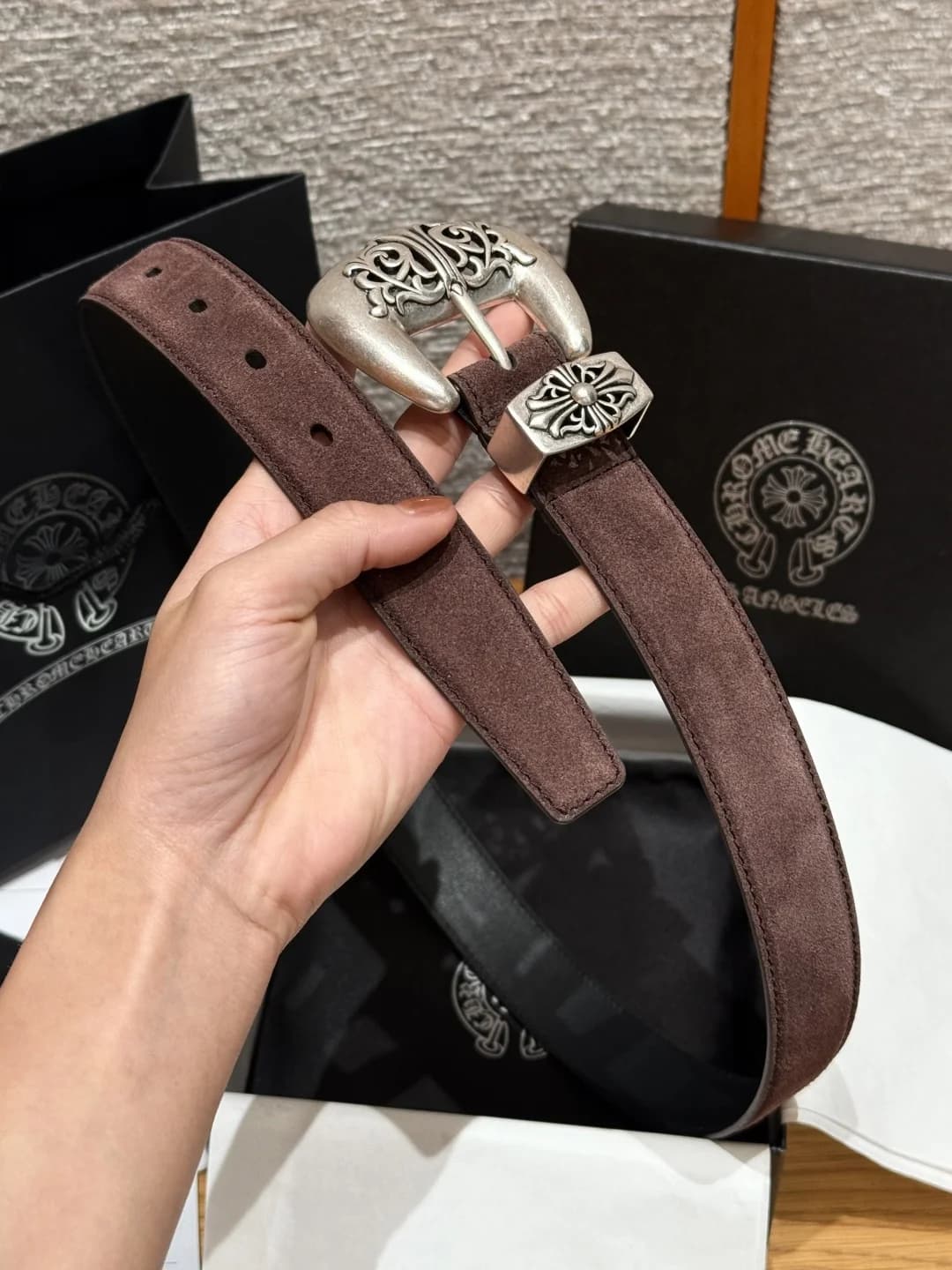 Ремень Chrome Hearts из коричневой замши на фоне фирменной упаковки