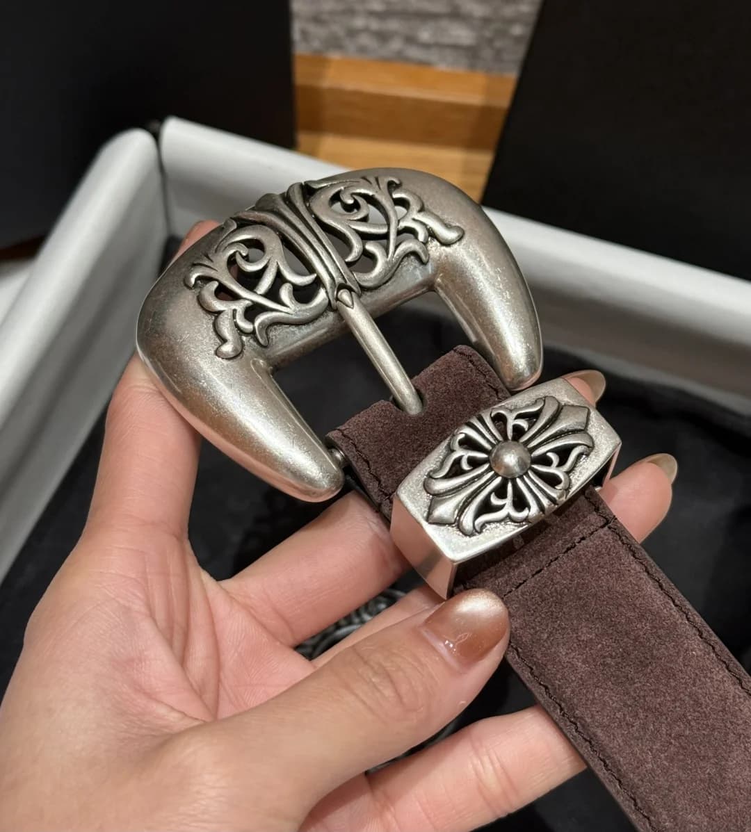 Крупный план резной металлической пряжки и шлевки с крестом Chrome Hearts