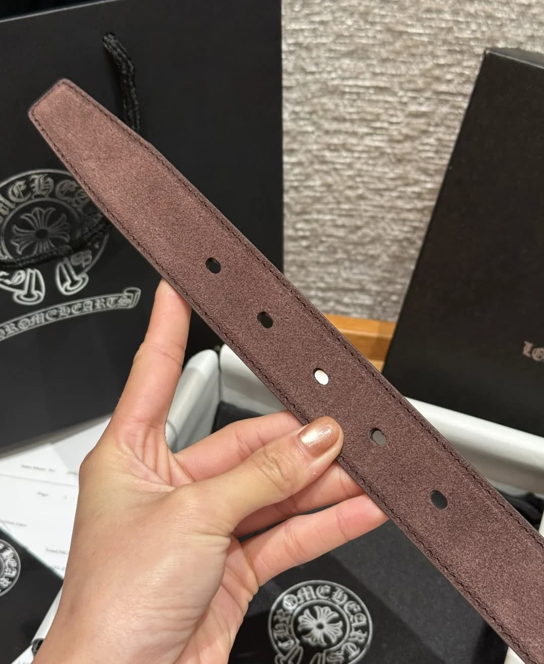 Отверстия для регулировки размера на замшевом полотне ремня Chrome Hearts