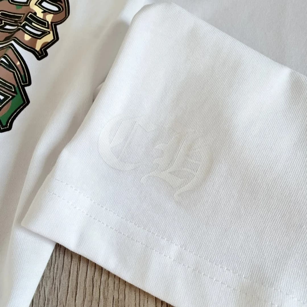 Тисненый логотип на рукаве белого лонгслива Chrome Hearts