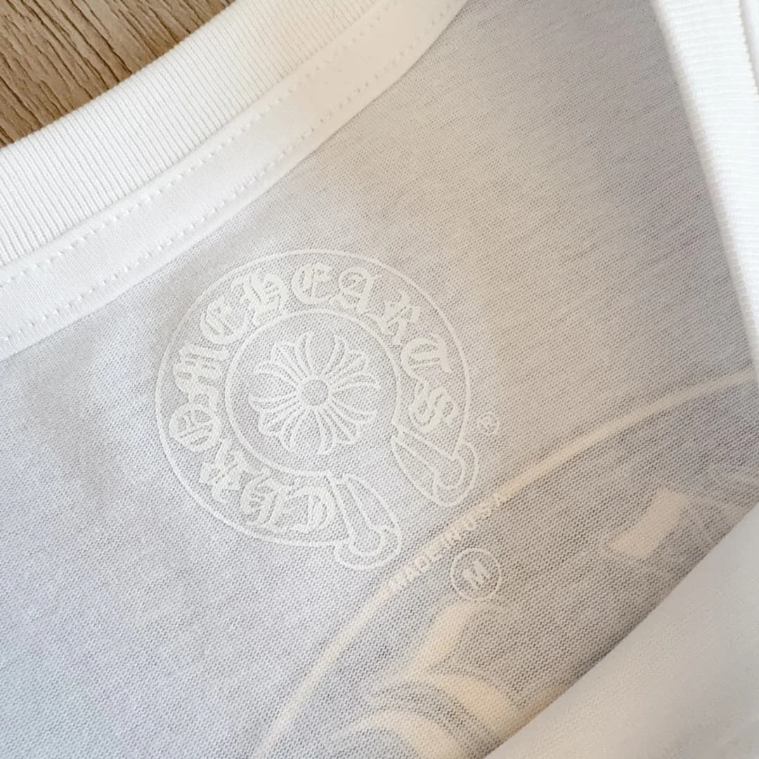 Внутренний принт с логотипом бренда на горловине лонгслива Chrome Hearts