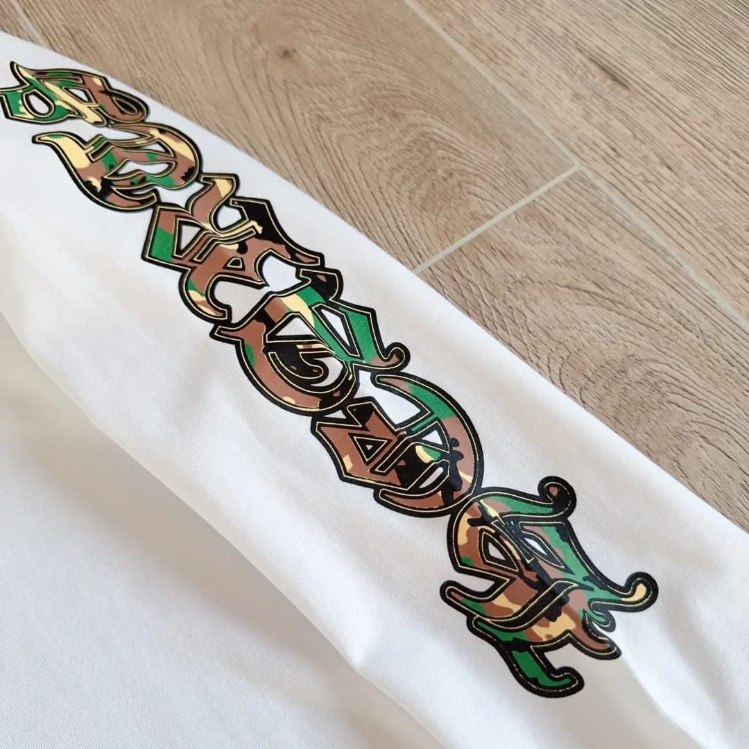 Принт с готическим шрифтом вдоль рукава лонгслива Chrome Hearts