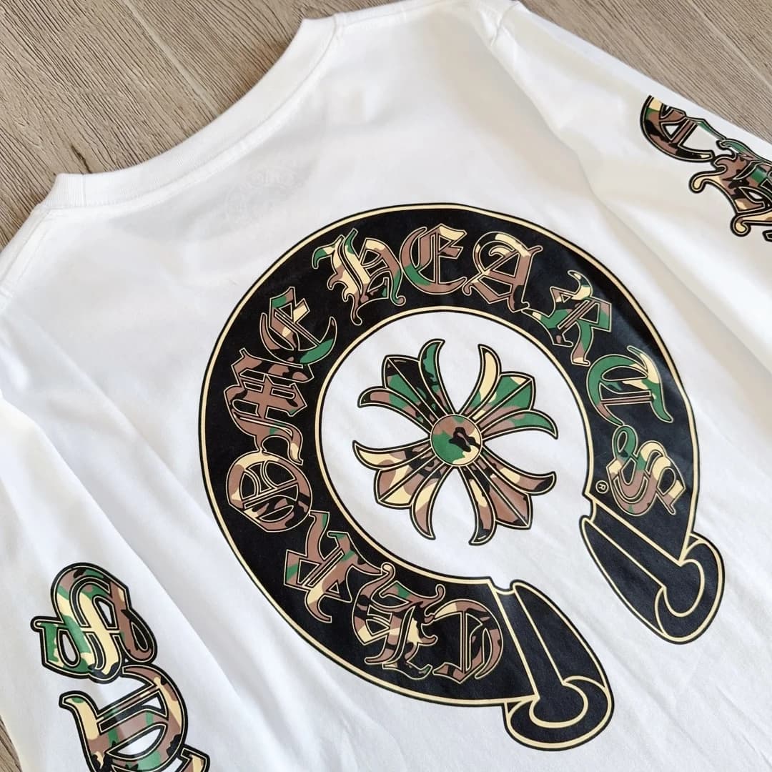 Принт в виде подковы на спине белого лонгслива Chrome Hearts