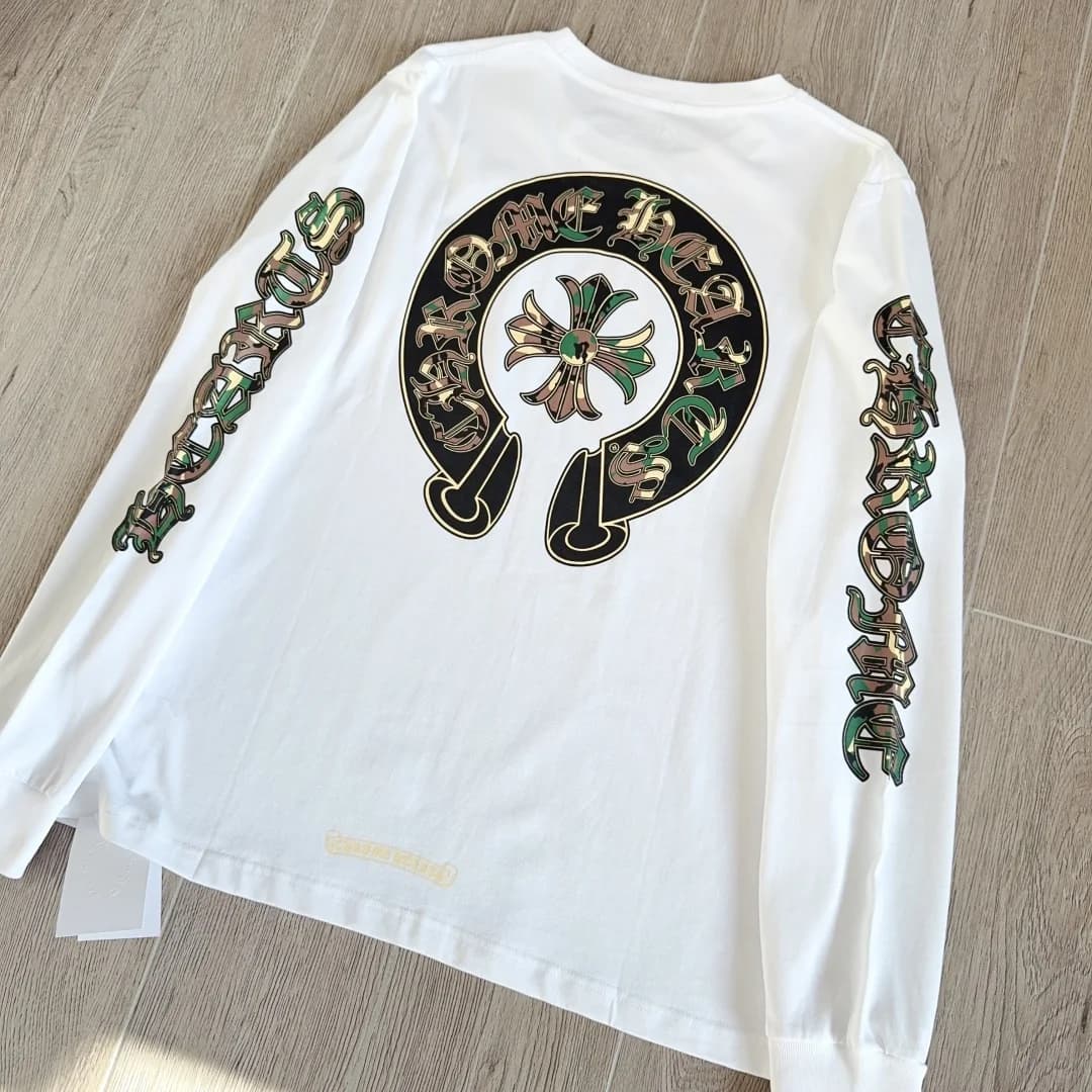 Белый лонгслив Chrome Hearts, вид со спины под углом