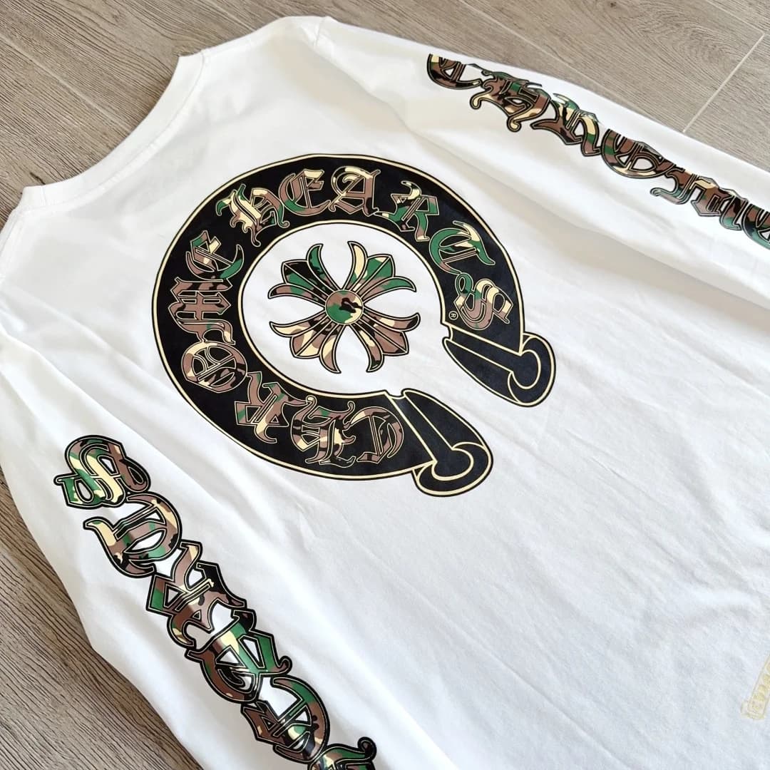 Белый лонгслив Chrome Hearts, разложенный на полу, вид со спины