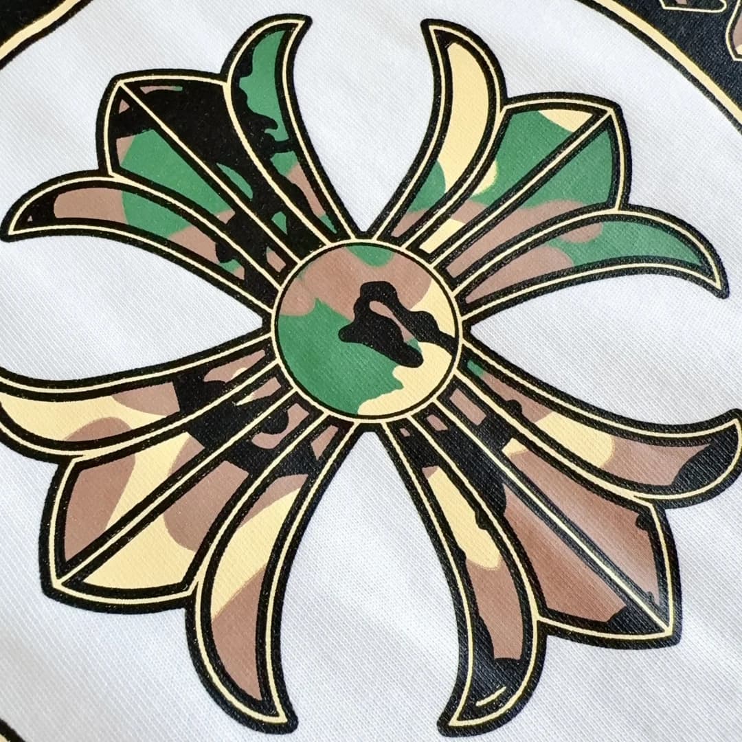 Крупный план камуфляжного принта в виде креста на лонгсливе Chrome Hearts