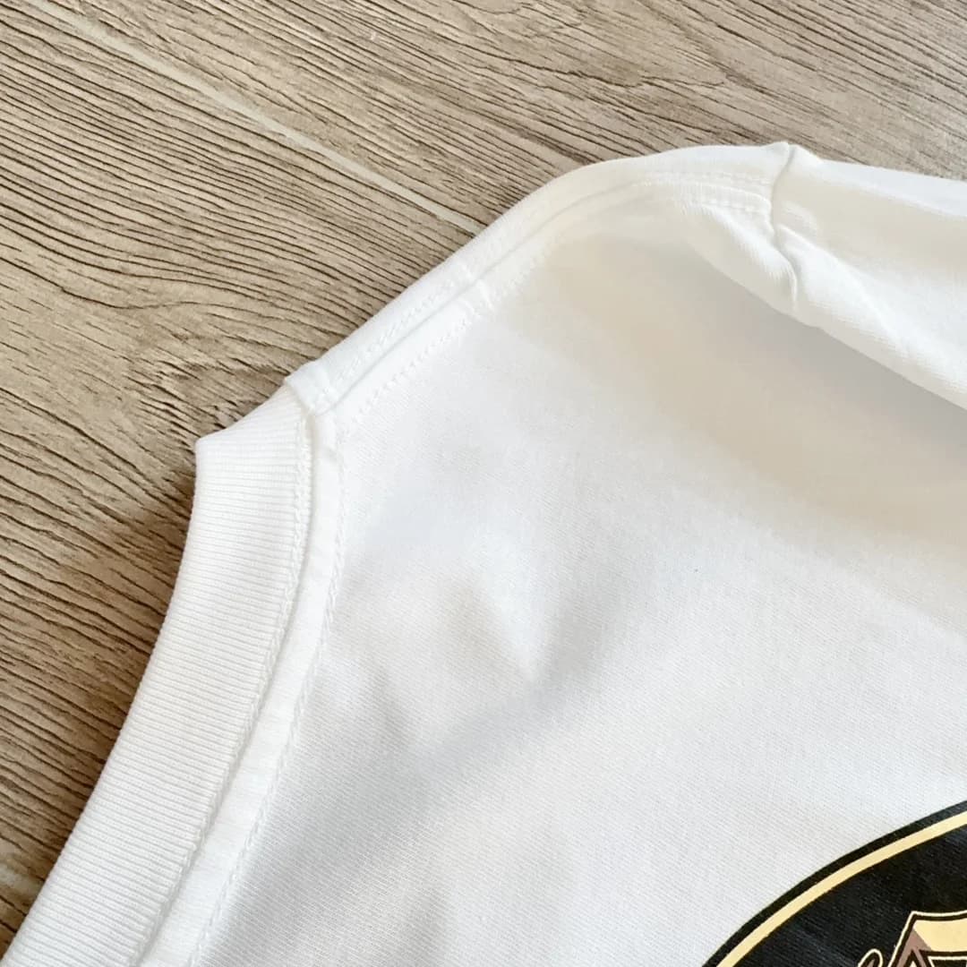 Деталь плечевого шва и горловины белого лонгслива Chrome Hearts