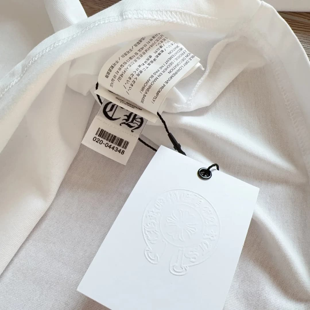 Бирка и ярлык на белом лонгсливе Chrome Hearts
