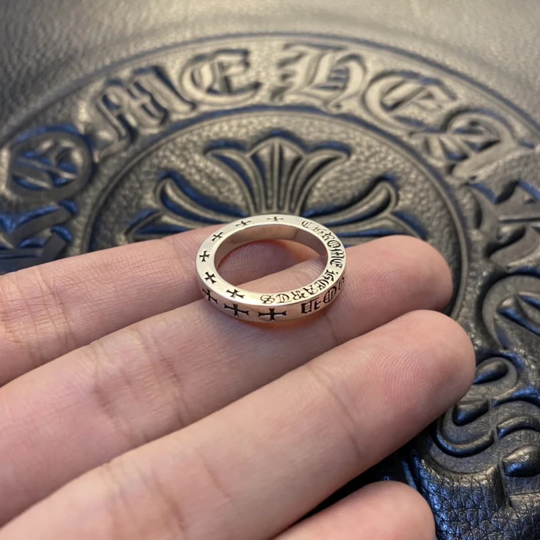 Серебряное кольцо Chrome Hearts Spacer 3 мм в руке, общий вид