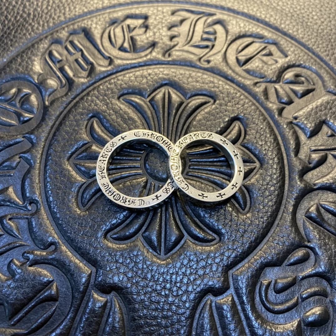 Два серебряных кольца Chrome Hearts Spacer 3 мм с гравировкой на фоне черной кожи