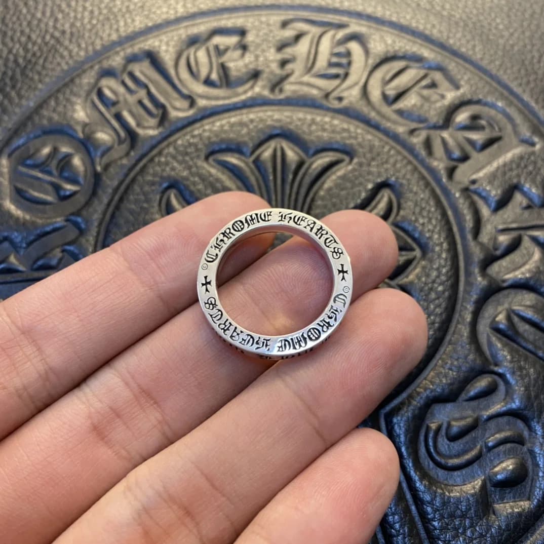 Гравировка готического логотипа Chrome Hearts на торце серебряного кольца
