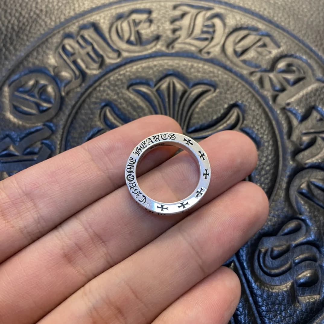 Крупный план торцевой грани кольца Chrome Hearts 3mm Spacer с крестами