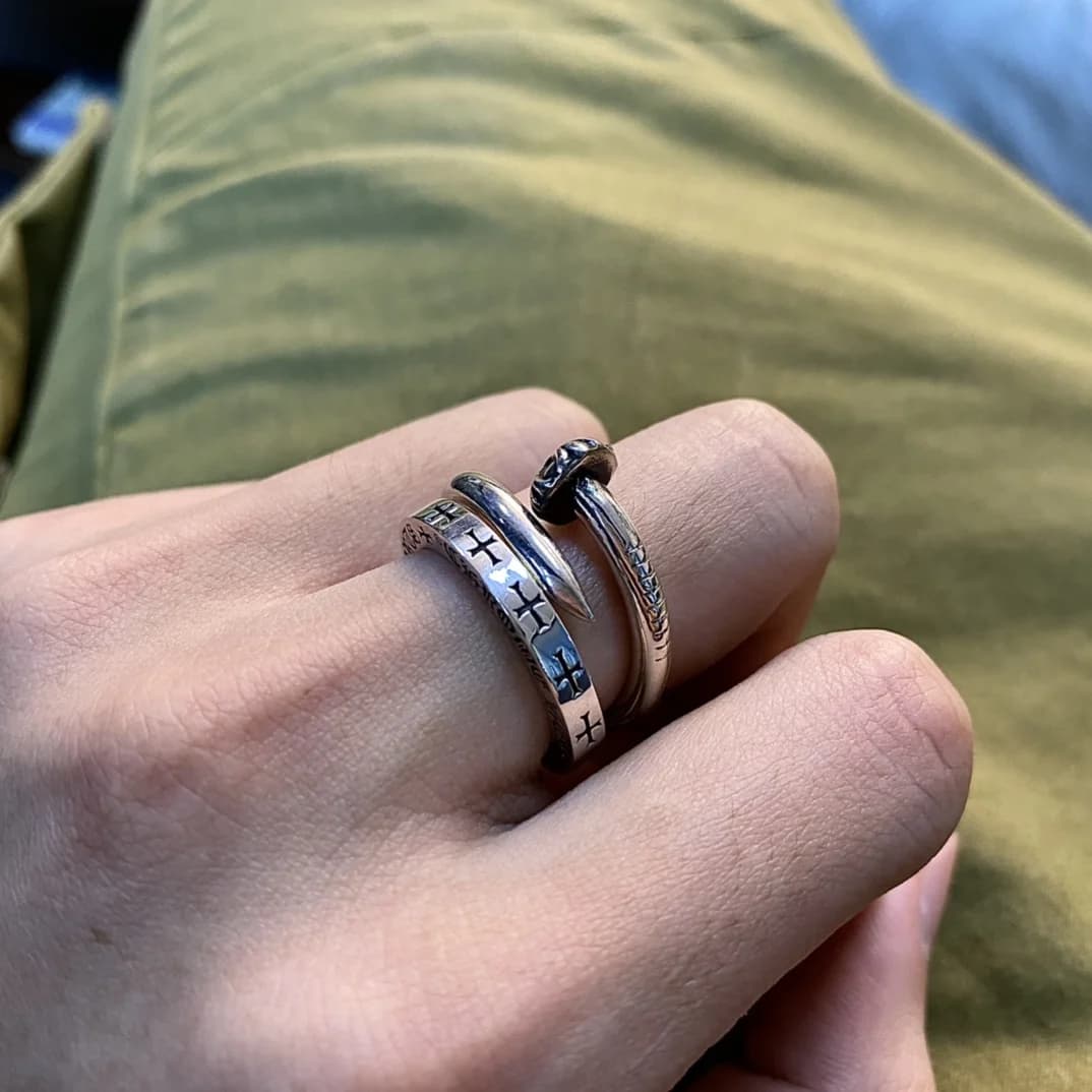 Многослойный сет колец Chrome Hearts на пальцах