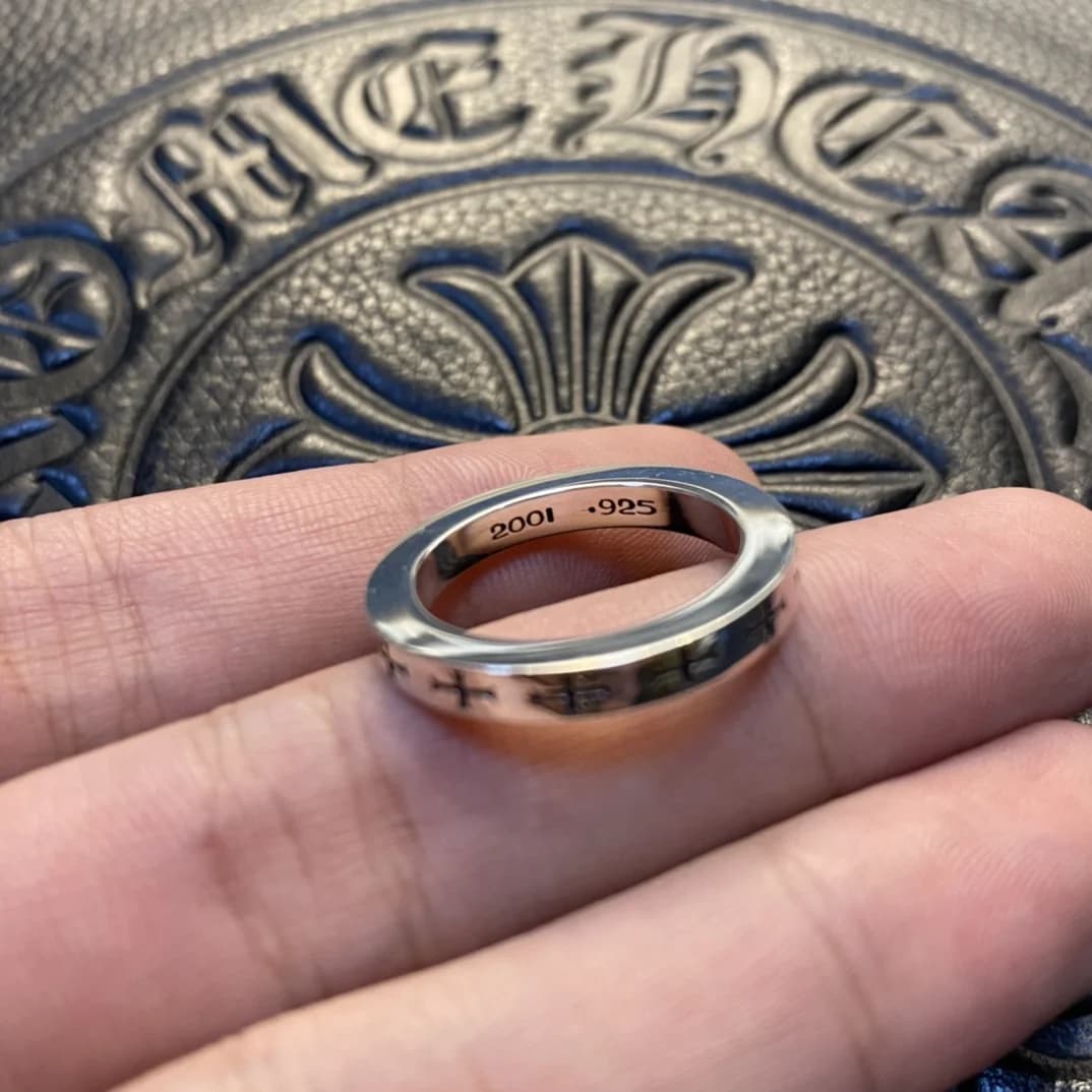 Внутренняя гравировка 2001 и пробы 925 на кольце Chrome Hearts