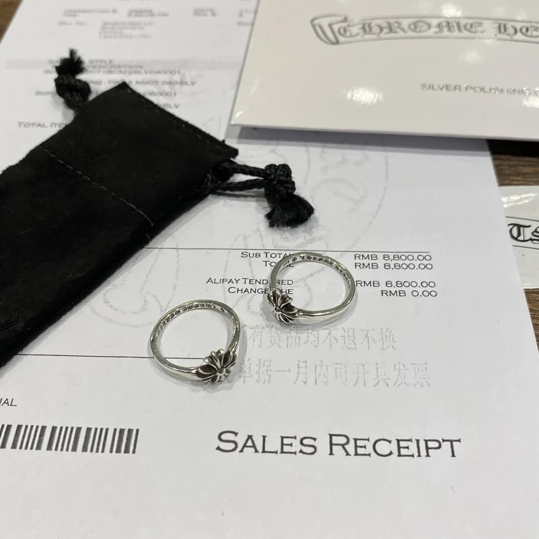 Кольца Chrome Hearts Bubblegum рядом с чехлом и документами