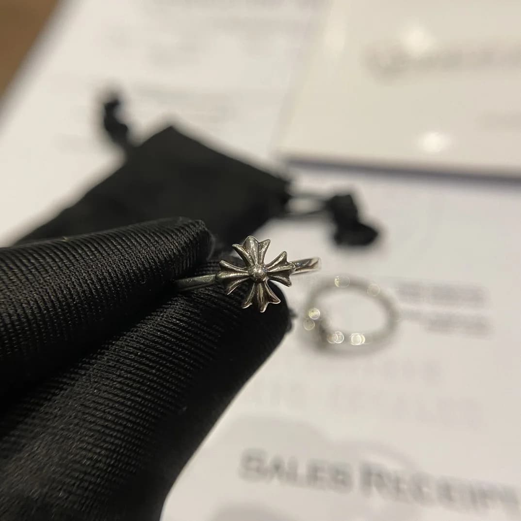 Кольцо Chrome Hearts Bubblegum CH Plus в руке крупным планом