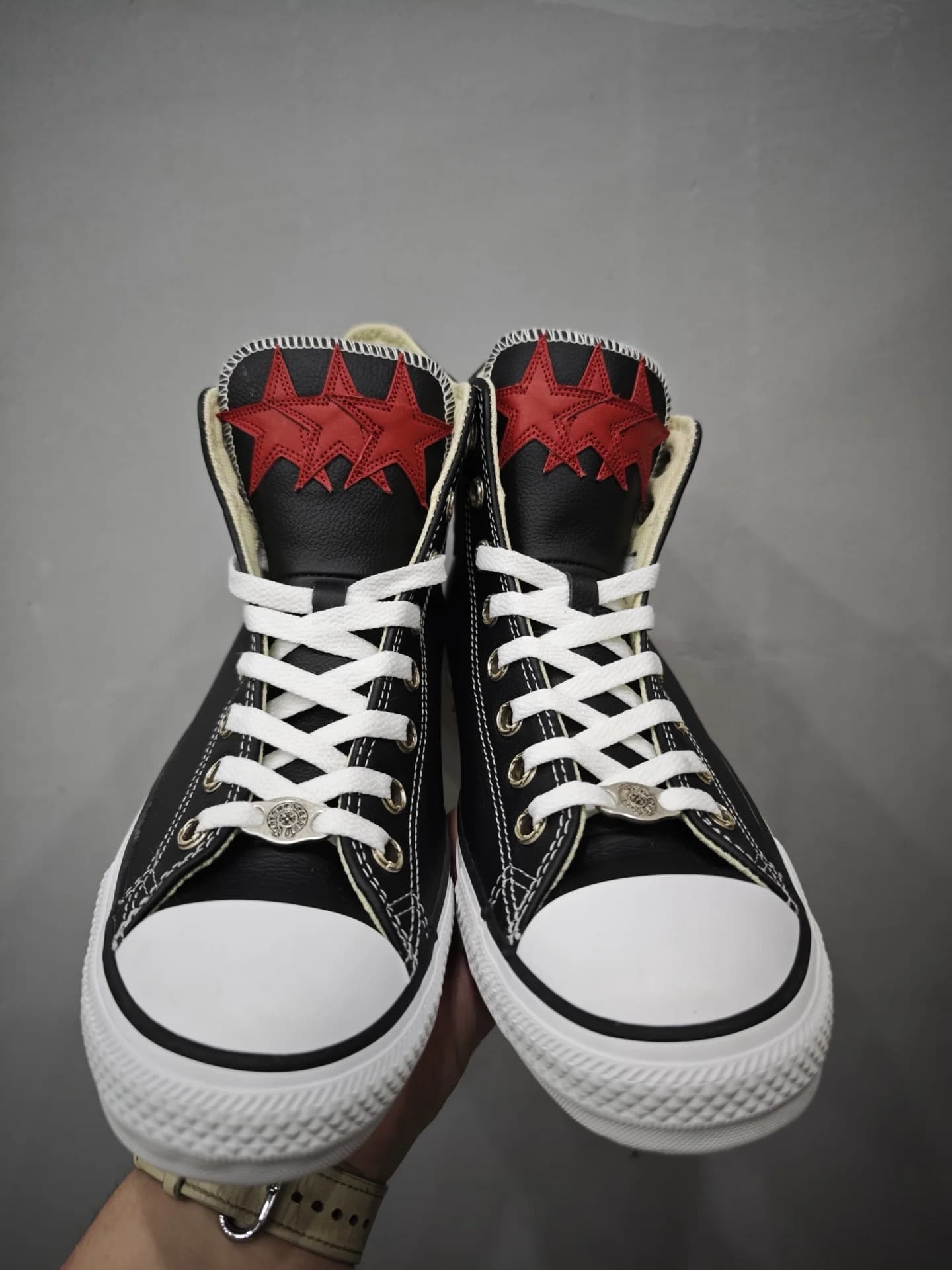 Высокие черные кеды Chrome Hearts x Converse All Star с красными звездами, вид спереди