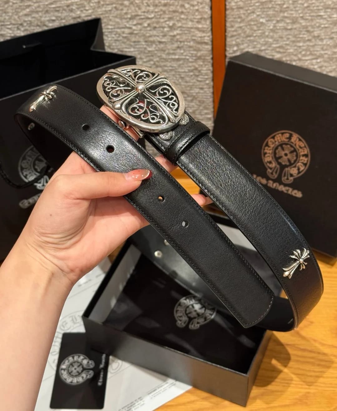 Полотно черного кожаного ремня Chrome Hearts с заклепками в форме крестов