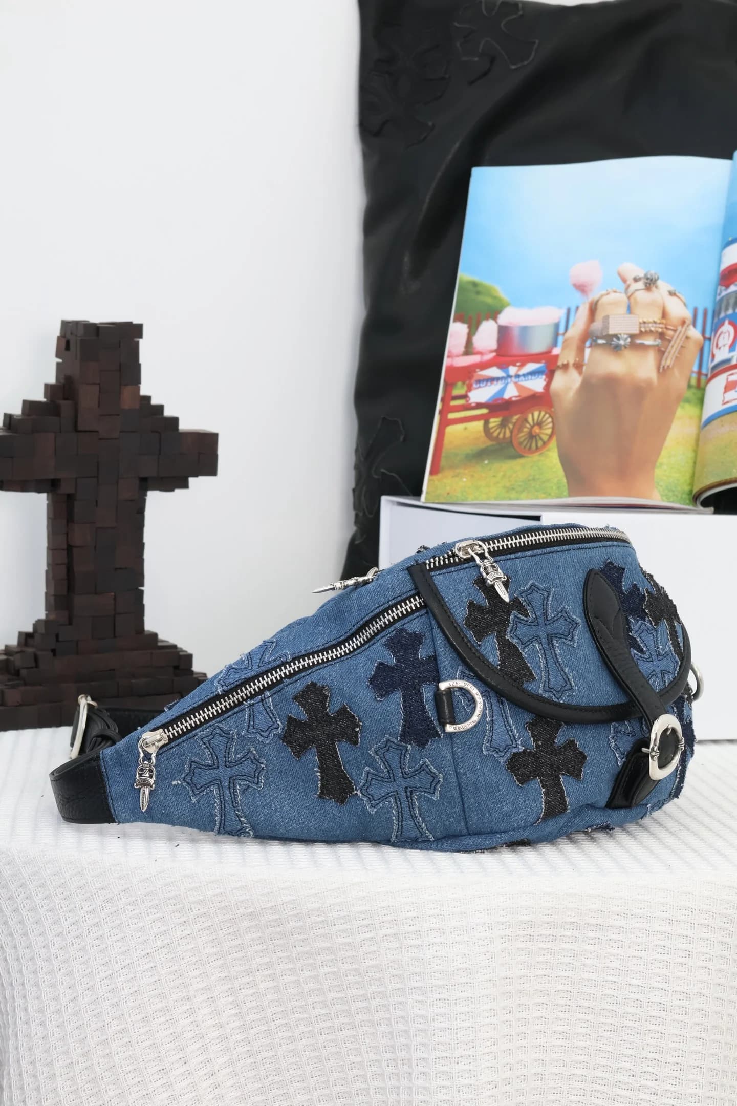 Поясная сумка Chrome Hearts из денима, вид сбоку