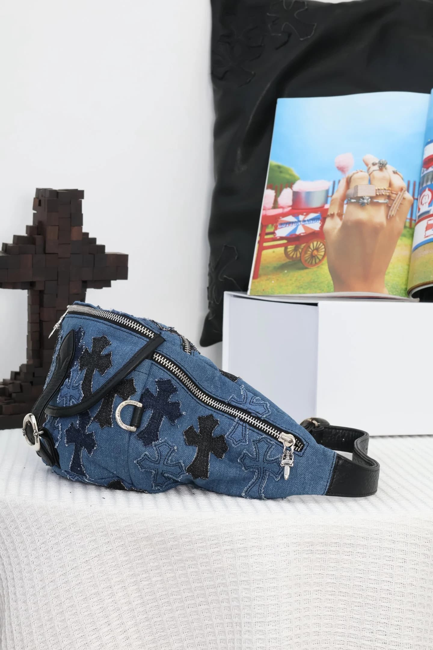 Поясная сумка Chrome Hearts из синего денима и черной кожи, боковой ракурс