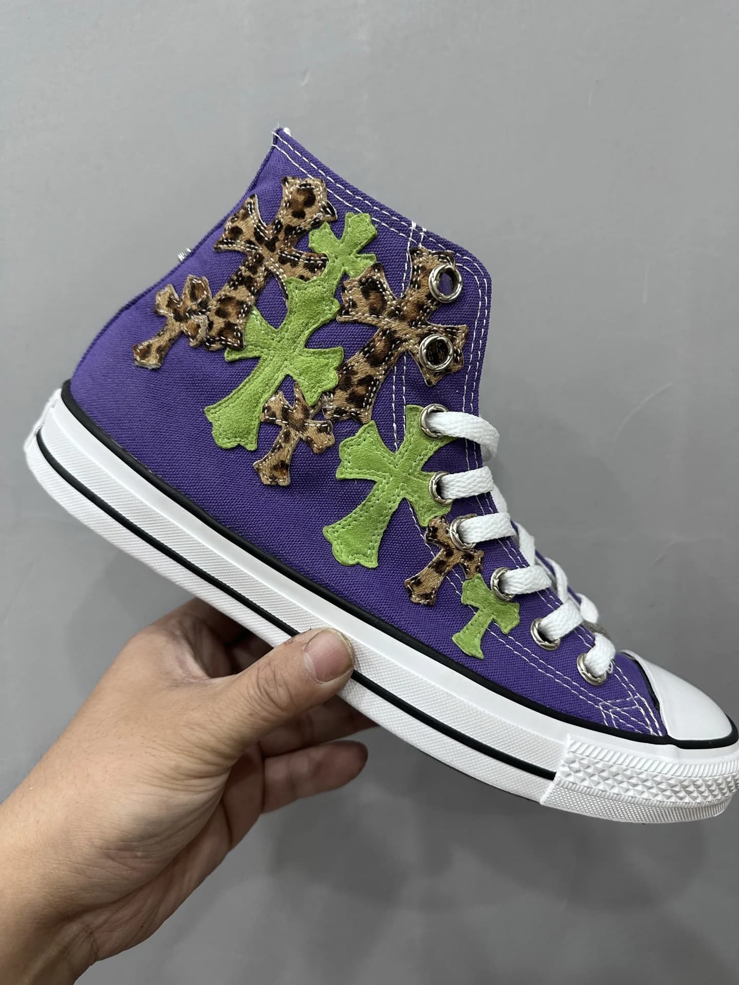 Кеды Chrome Hearts x Converse Chuck Taylor All Star с нашивками-крестами