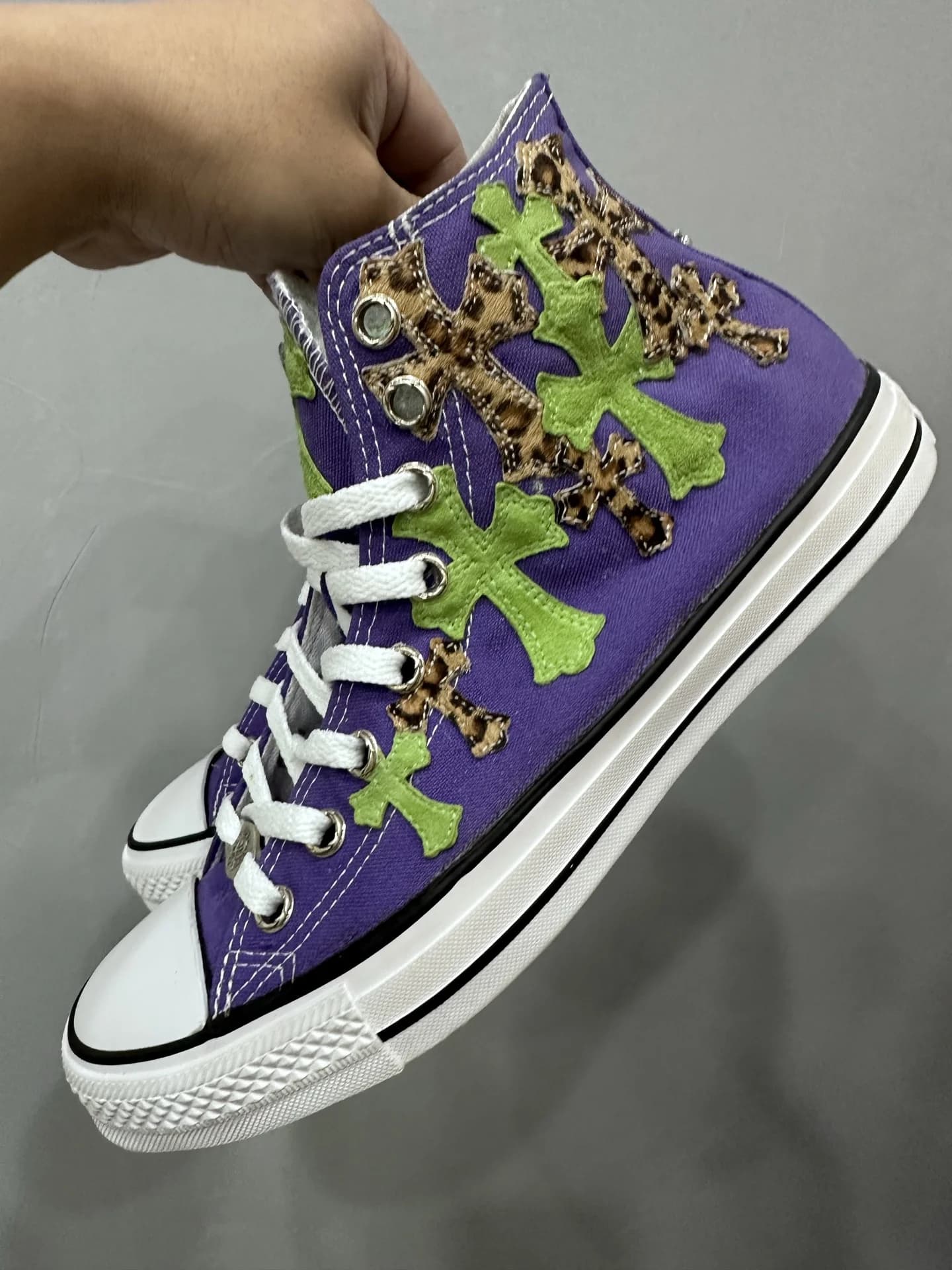 Вид сзади на кеды Chrome Hearts x Converse Chuck Taylor All Star с молнией-кинжалом