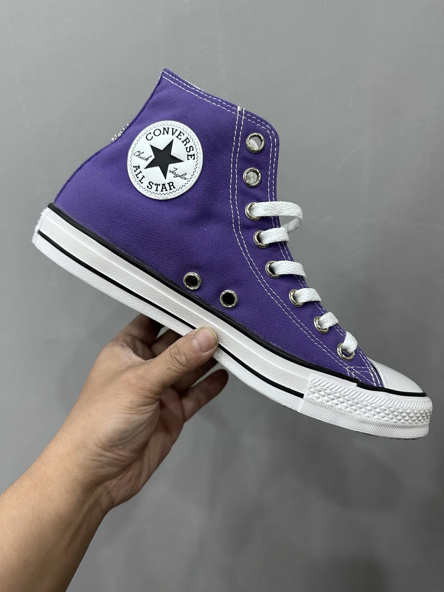 Деталь нашивки в виде креста с леопардовым принтом на кедах Chrome Hearts x Converse