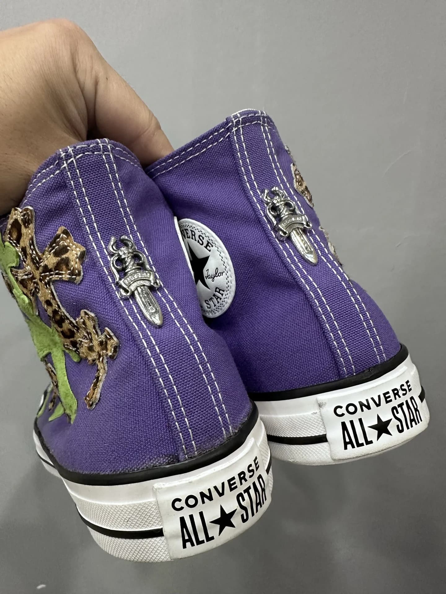 Деталь шнуровки и серебряного замка на кедах Chrome Hearts x Converse