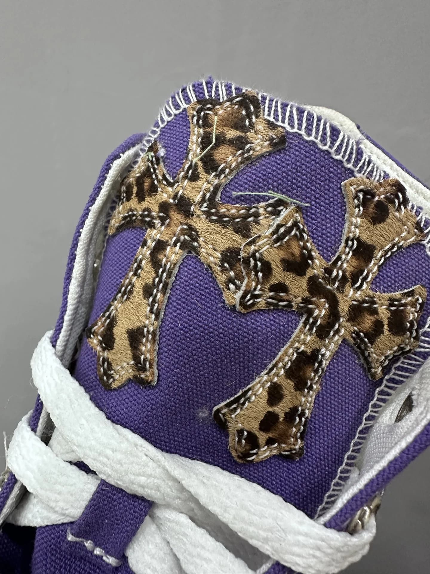 Серебряный пуллер в виде кинжала на молнии кед Chrome Hearts x Converse