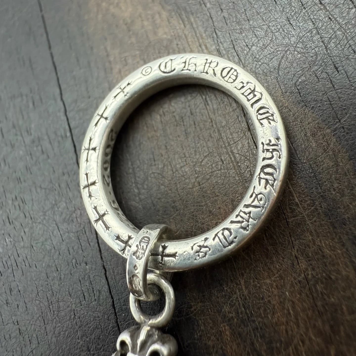 Детализированный вид гравировки с готическим логотипом Chrome Hearts на кольце