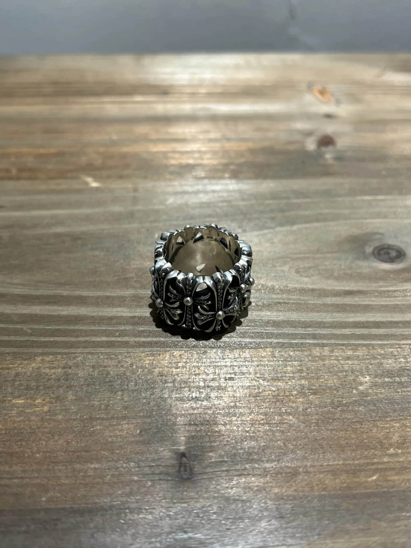 Широкое кольцо Chrome Hearts Cemetery из серебра 925 пробы с крестами, вид спереди