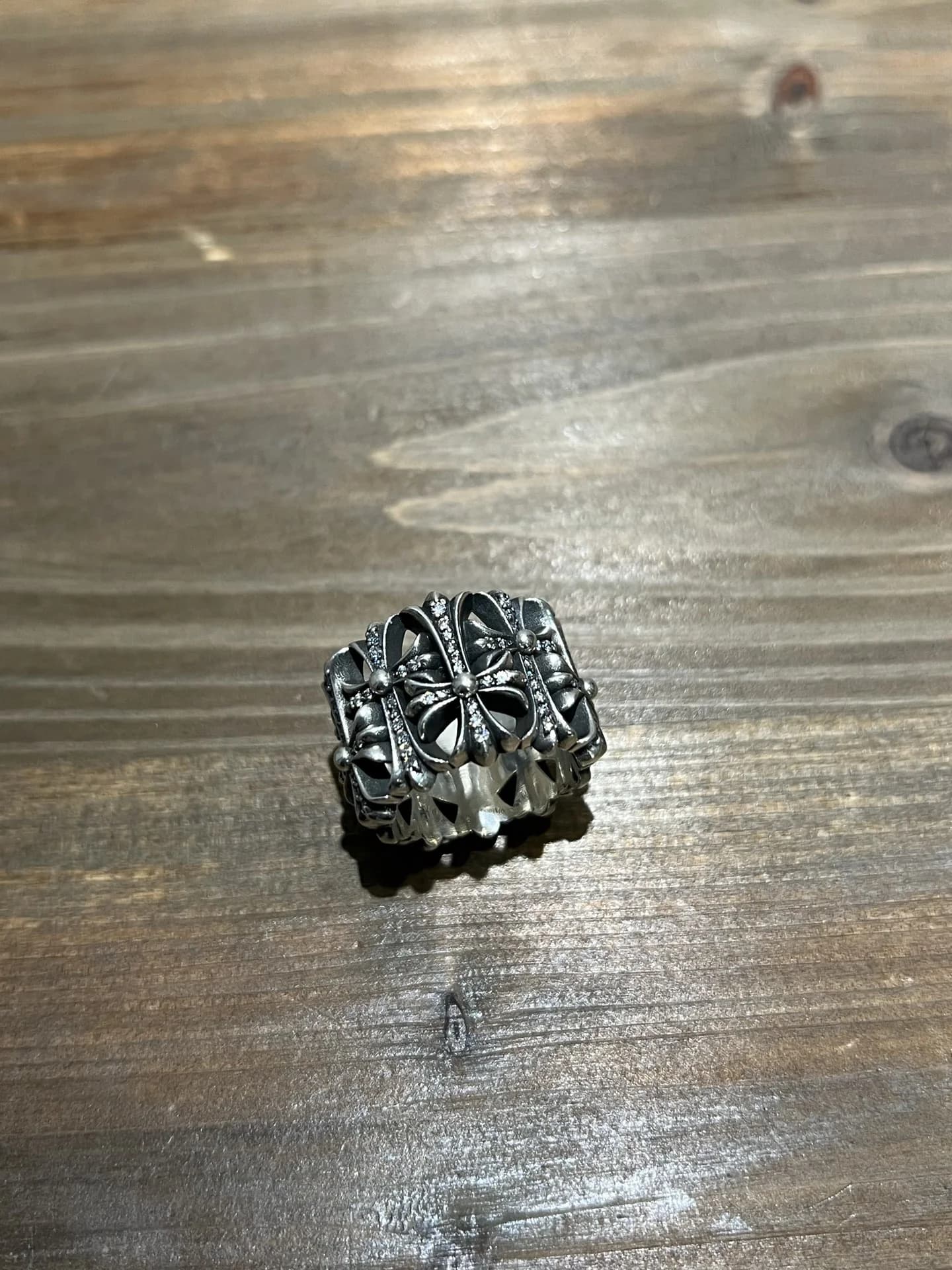 Массивное кольцо Chrome Hearts с бриллиантами и готическими крестами крупным планом