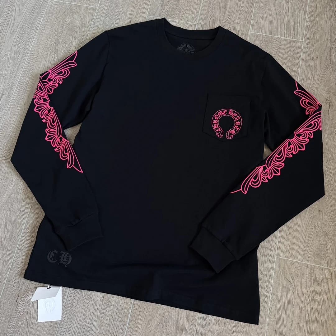 Черный лонгслив Chrome Hearts с розовым принтом, вид спереди под углом