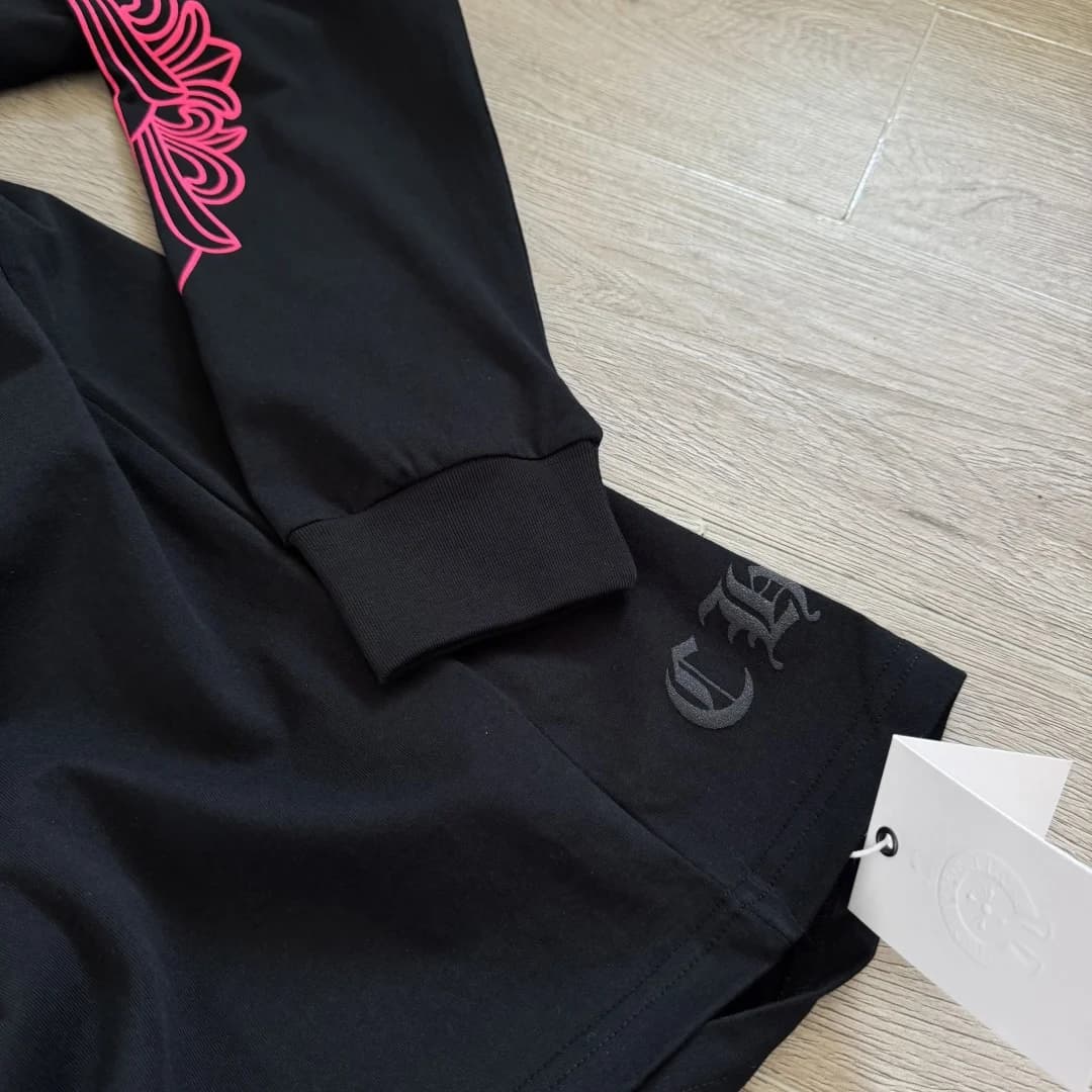 Манжет рукава и нижний край лонгслива Chrome Hearts