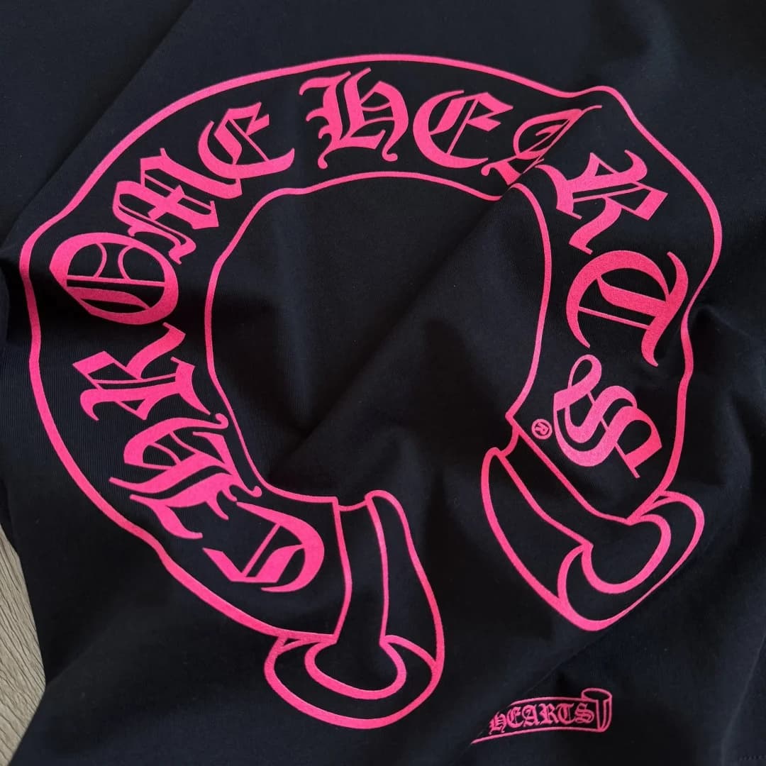 Текстура розового принта на спине лонгслива Chrome Hearts