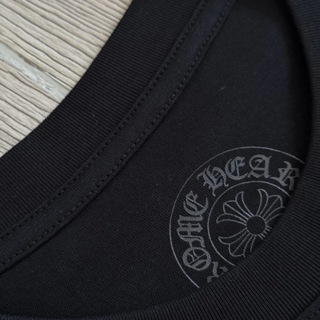 Внутренний принт на воротнике лонгслива Chrome Hearts