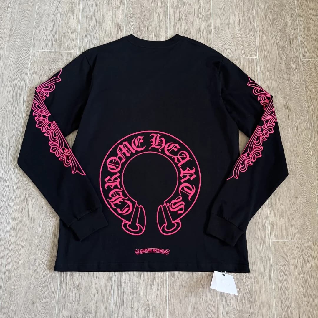 Черный лонгслив Chrome Hearts с розовым принтом, вид со спины