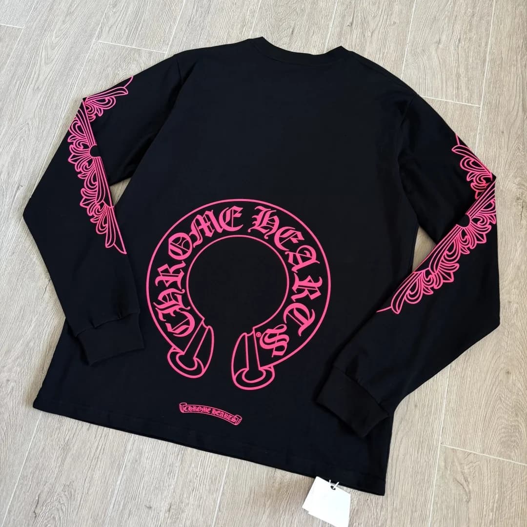Черный лонгслив Chrome Hearts с розовым принтом, вид со спины под углом