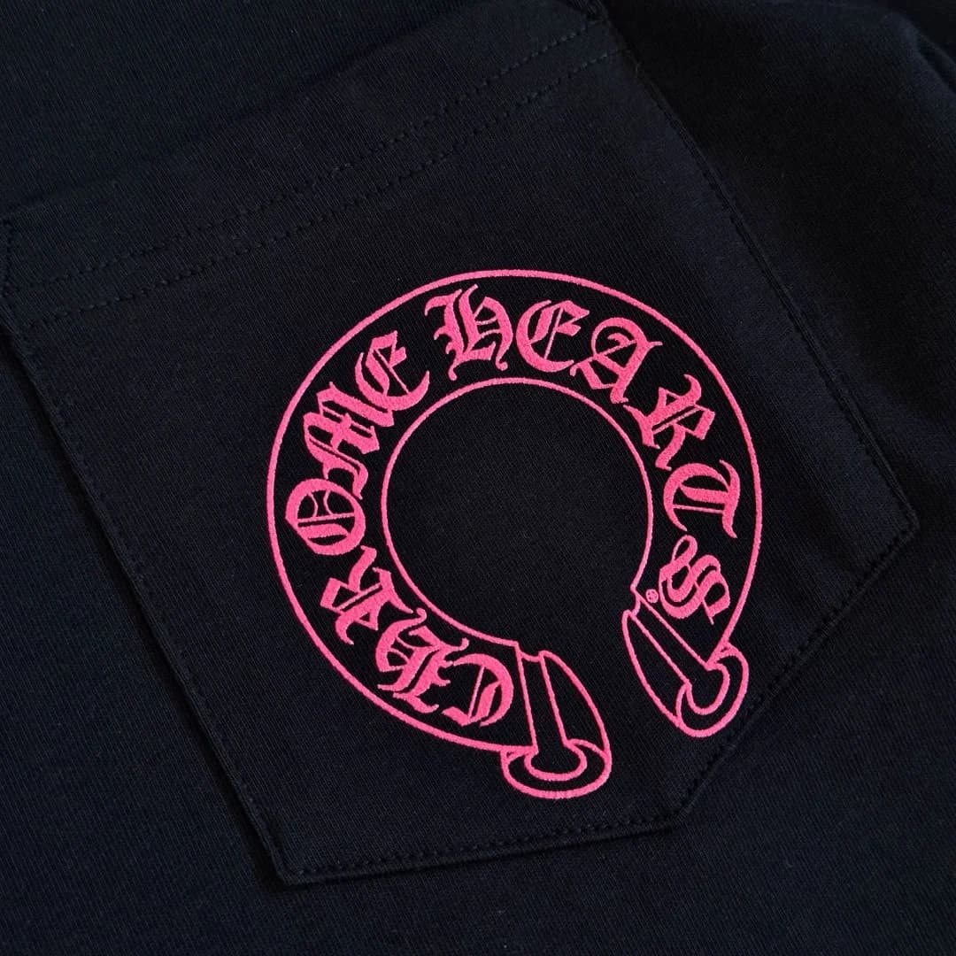 Крупный план кармана с розовым принтом-подковой Chrome Hearts
