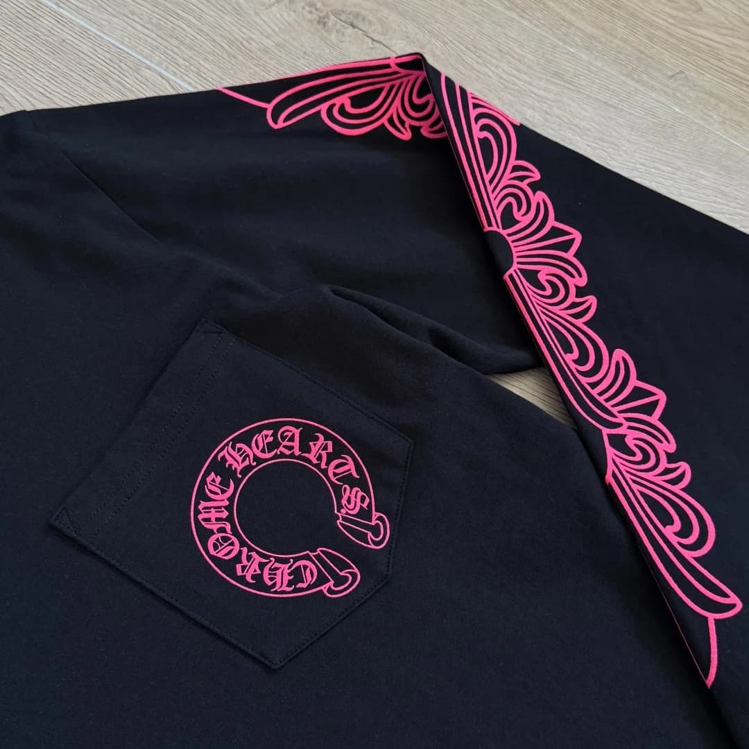 Деталь рукава и кармана лонгслива Chrome Hearts
