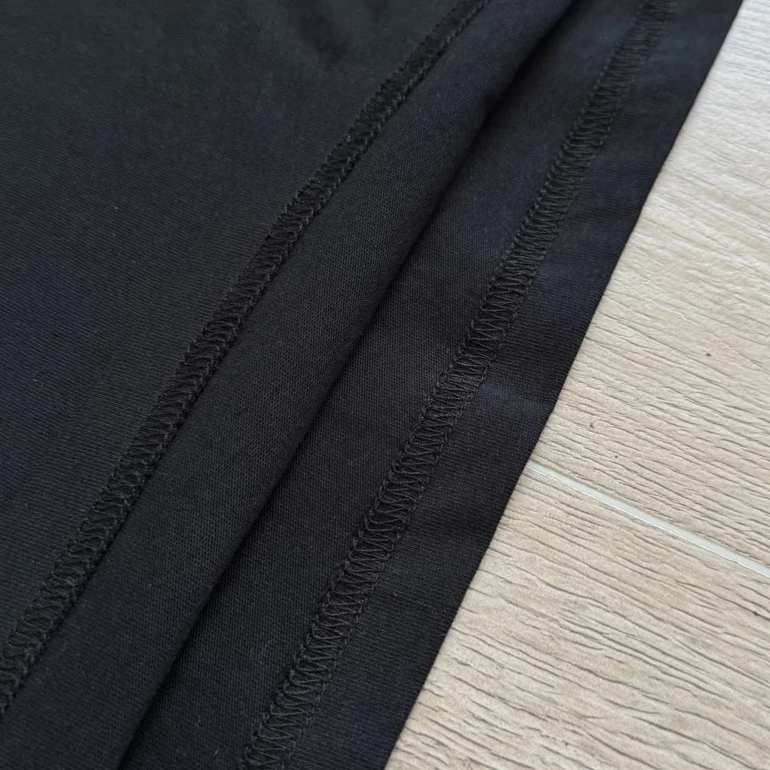 Деталь шва на нижнем крае лонгслива Chrome Hearts
