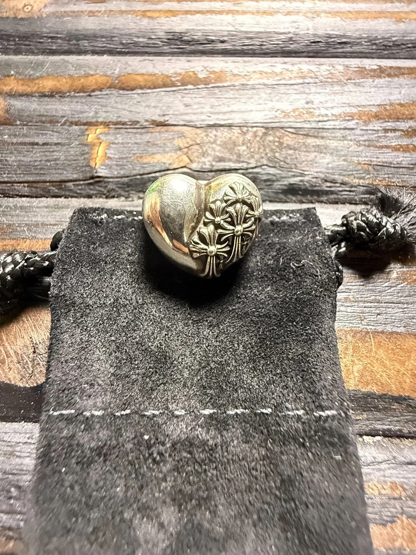 Кольцо Chrome Hearts Heart из серебра 925 пробы рядом с замшевым чехлом