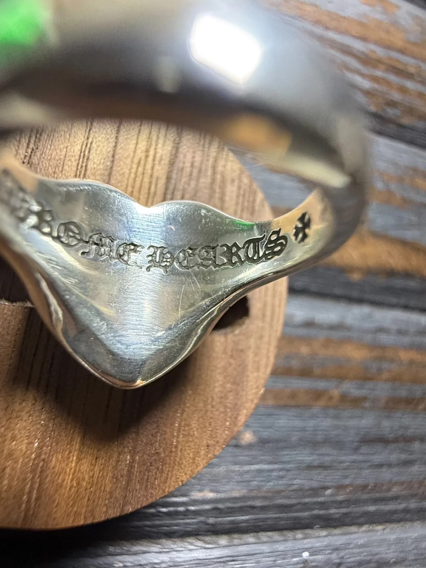 Фирменная гравировка бренда на внутренней стороне серебряного кольца Chrome Hearts Heart