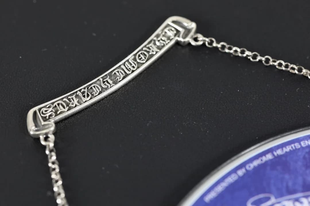 Детализированная готическая гравировка Chrome Hearts на планке