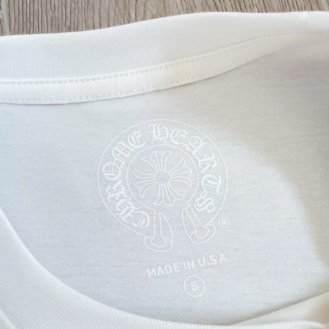 Внутренний принт на воротнике лонгслива Chrome Hearts с указанием размера