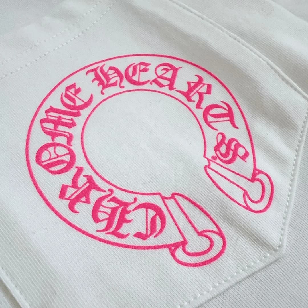 Крупный план кармана с принтом подковы Chrome Hearts