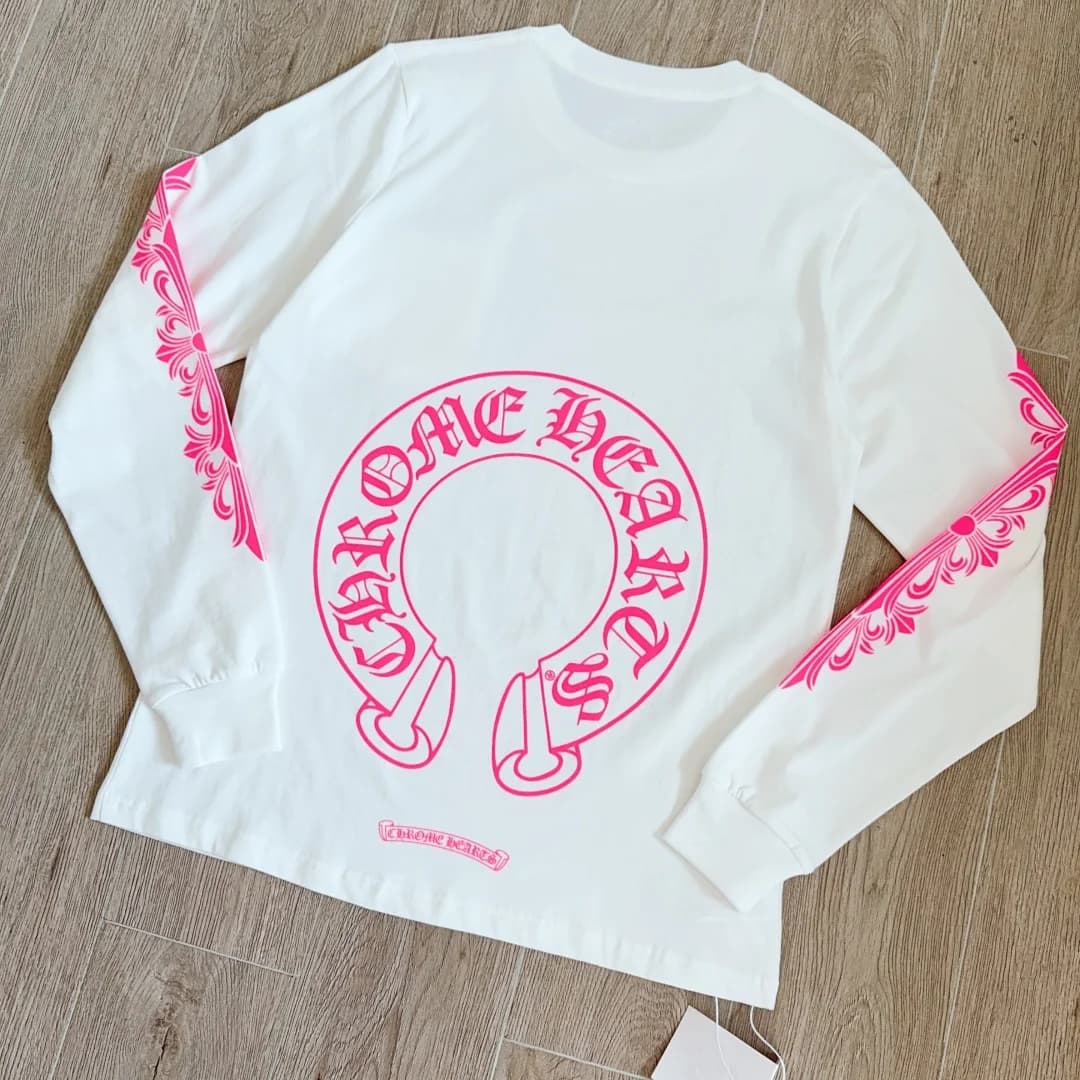 Вид сзади белого лонгслива Chrome Hearts