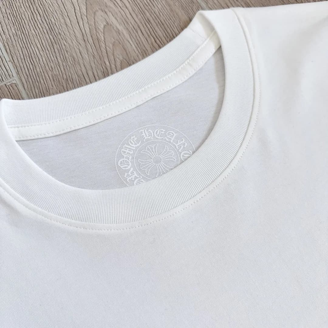 Круглый вырез горловины белого лонгслива Chrome Hearts